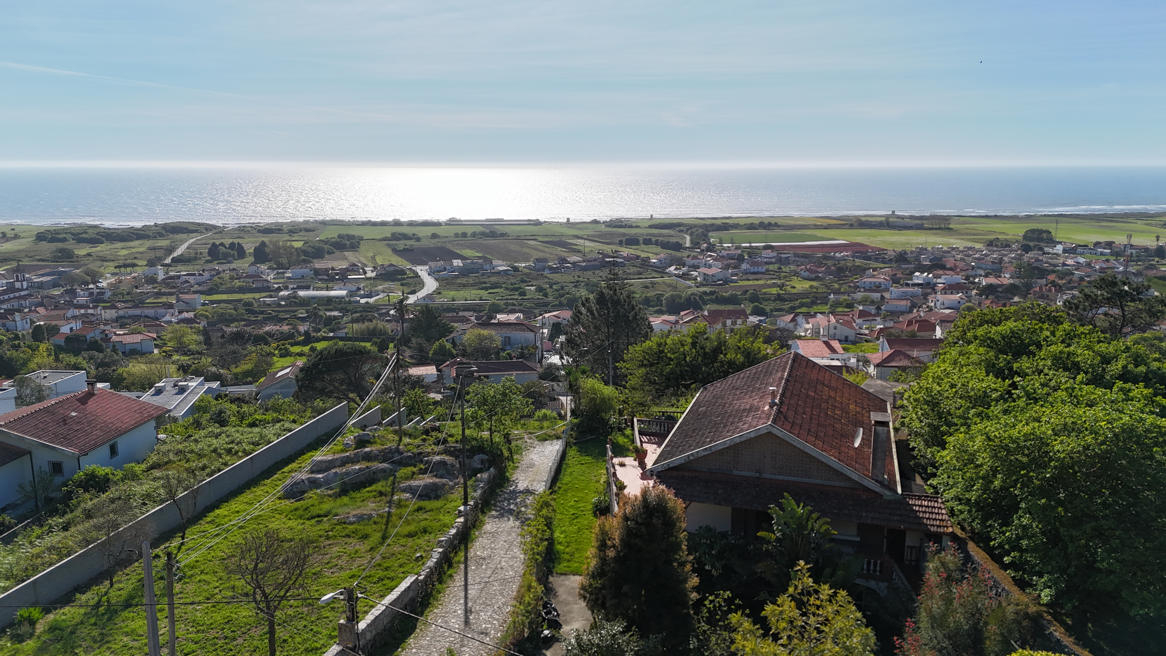Vista aérea da casa e da aldeia