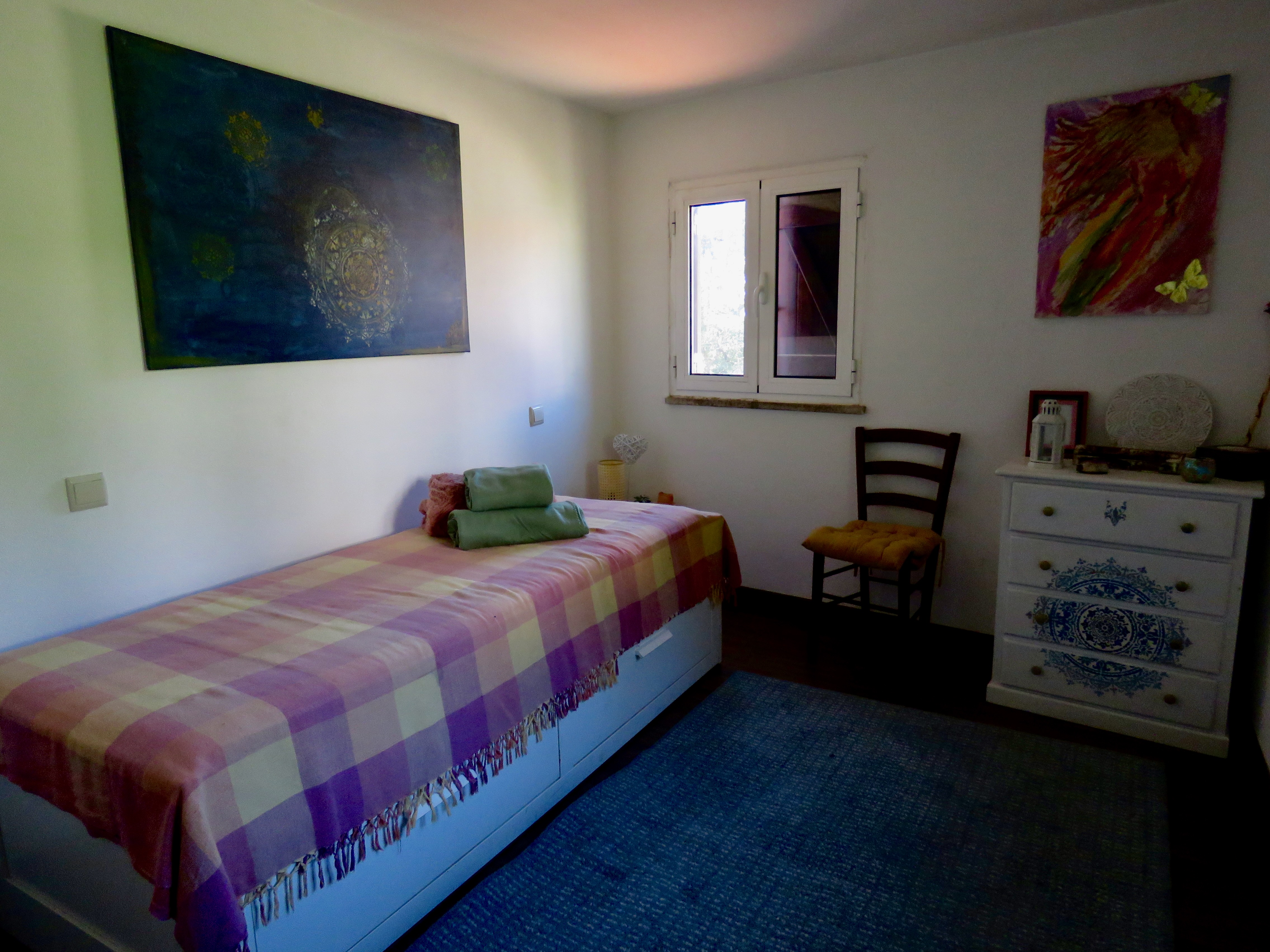 Quarto com arte nas paredes