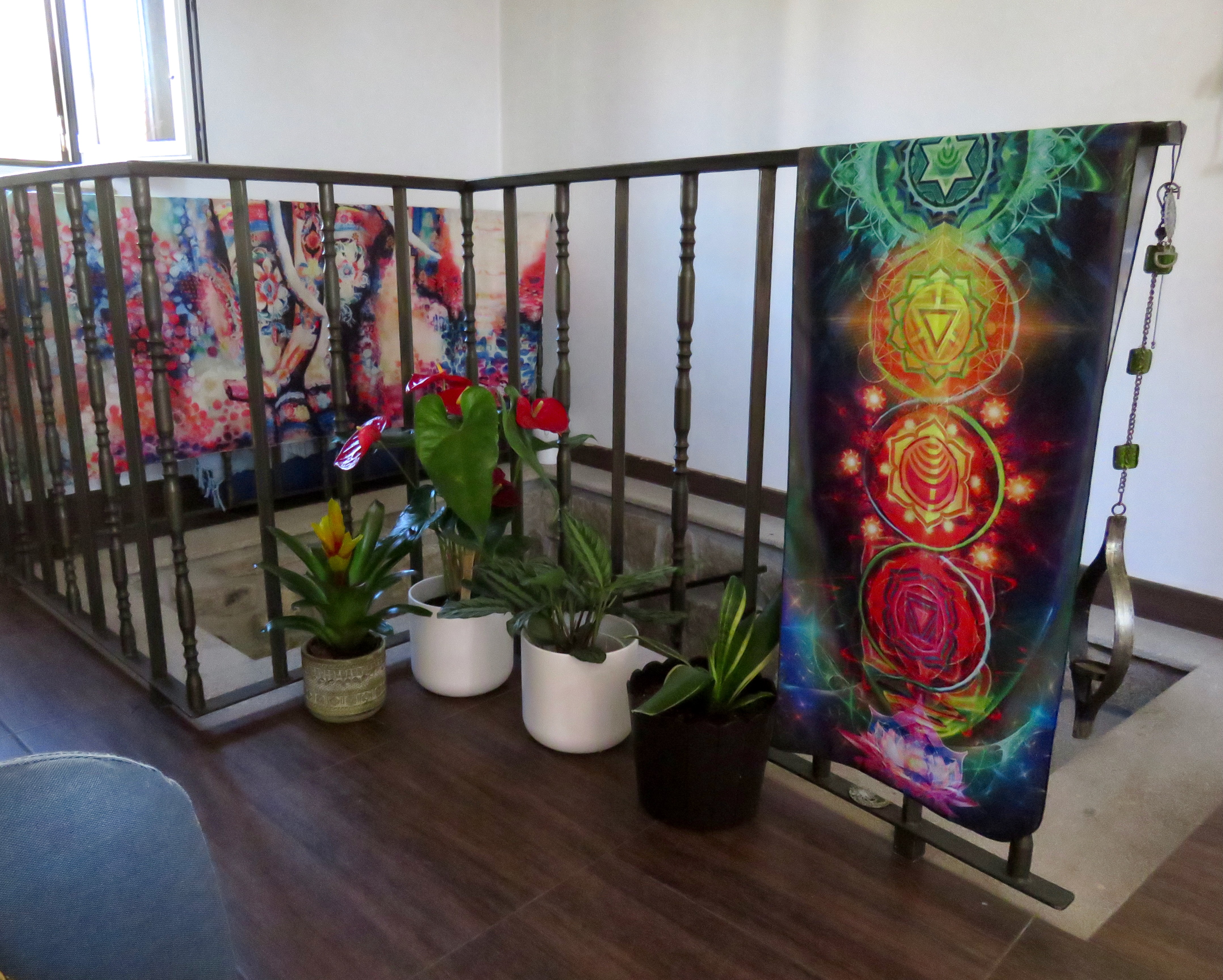 Hall com plantas e tapeçaria