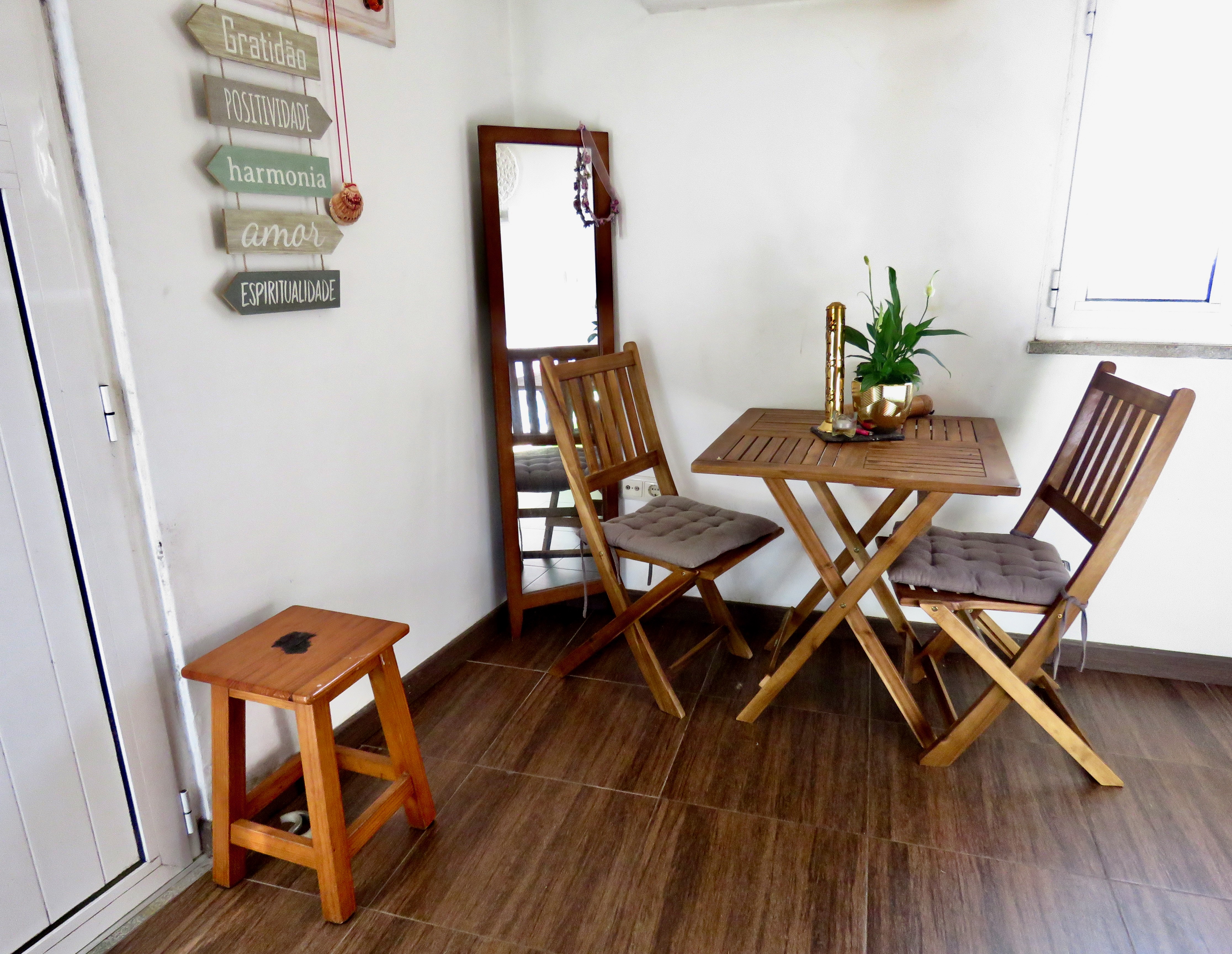 Canto interior com mesa e espelho