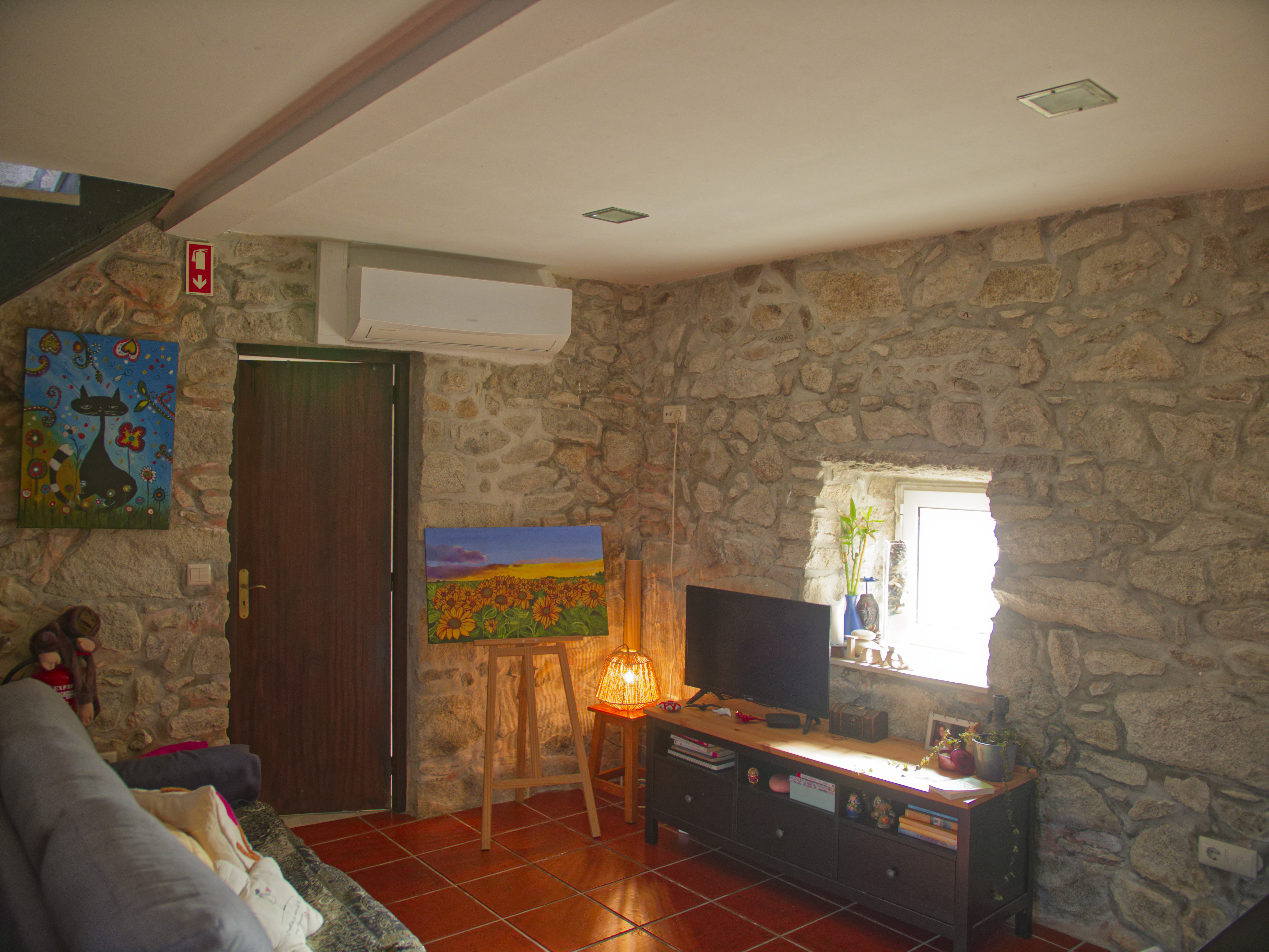 Sala de estar com paredes de pedra