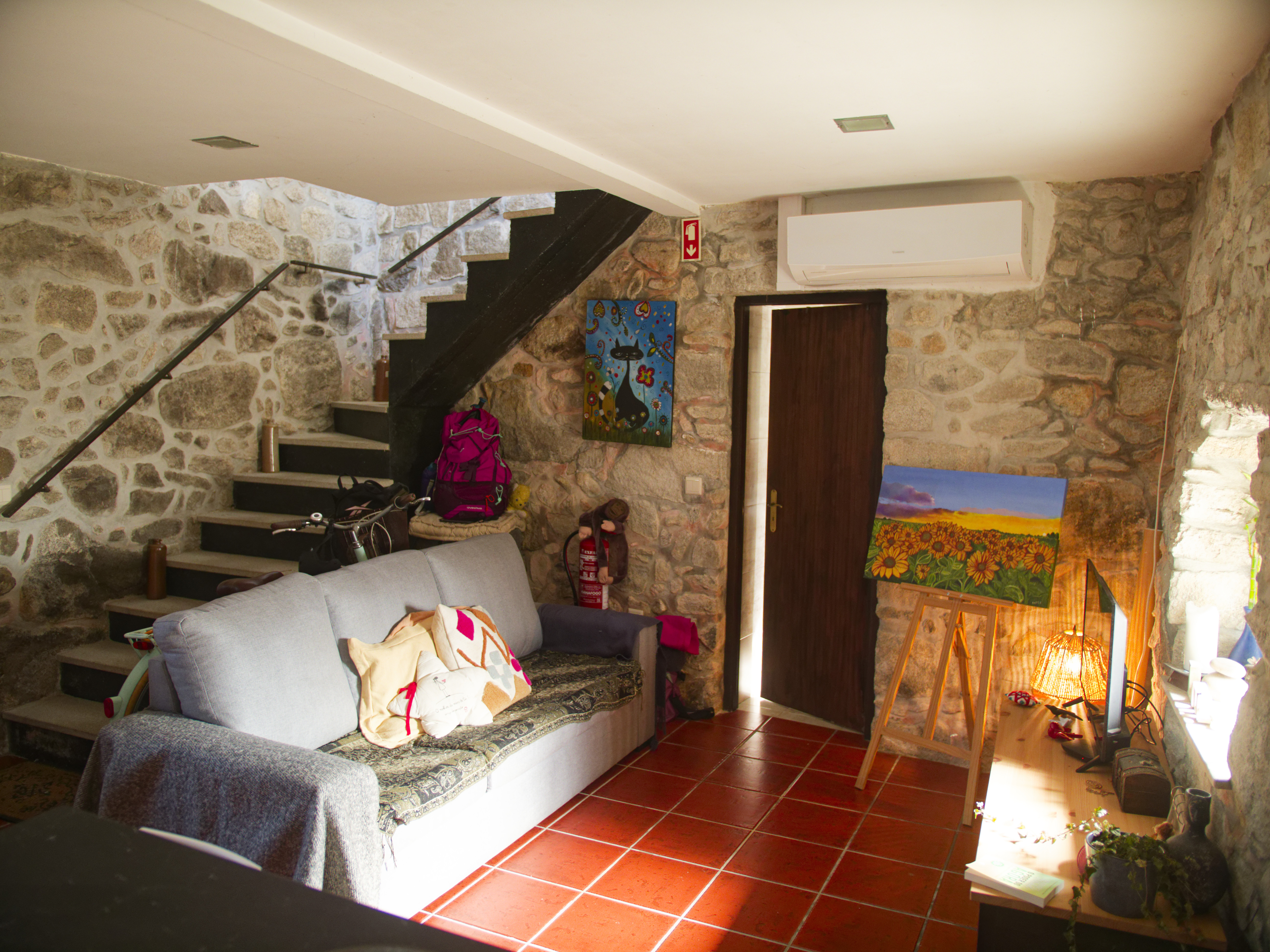 Sala com escadas e paredes de pedra