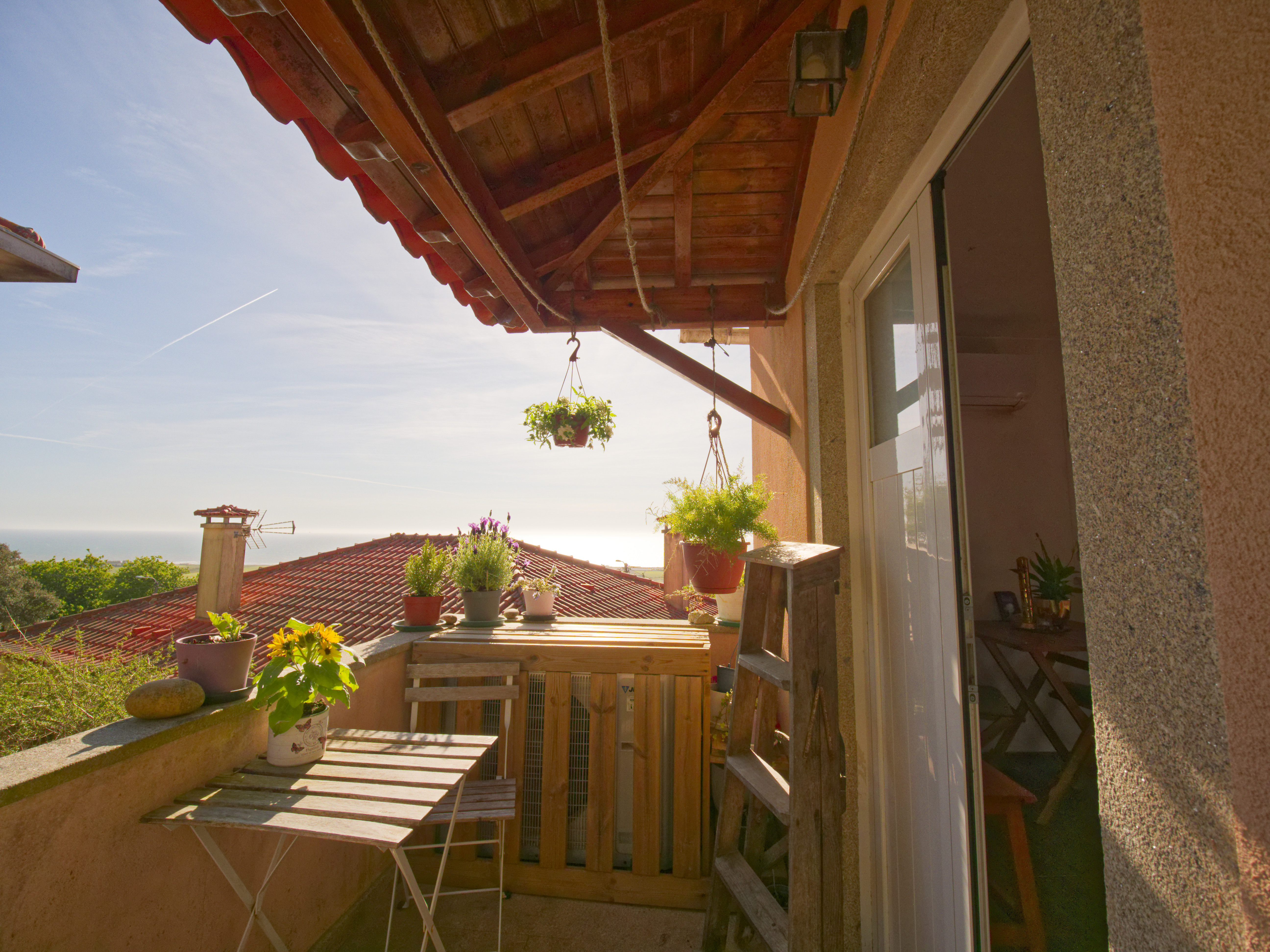 Terraço com mesa e vista para o mar
